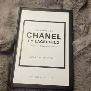 Lilla boken om Chanel by Lagerfeld - Upptäck historien om det ikoniska modehuset Chanel och Karl Lagerfelds tid som designer. Boken är rikt illustrerad och guidar dig genom couture, modevisningar och accessoarer som gjort Chanel till ett av världens mest lysande varumärken. Perfekt för dig som älskar mode och stil!