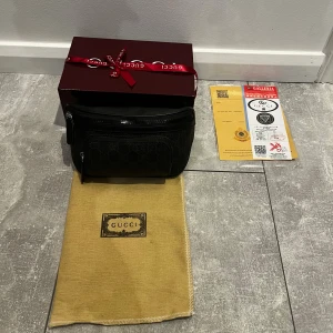 GG midjeväska svart - Säljer en sprillans ny GG midjeväska i färgen svart. Den är helt ny alltså i toppskick och allt på bilden medföljer, box, dustbag, papper. Hör av er vid minsta lilla fundering!