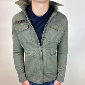 Field jacka - Hej, säljer nu denna väldigt snygga och eftertraktade Field jackan som är perfekt nu till hösten/ vintern! Storlek S  Bra skick  Fraktas spårbart vis Instabox, PostNord eller bring!  Vid minsta lilla fundering så är det bara att höra av sig! 