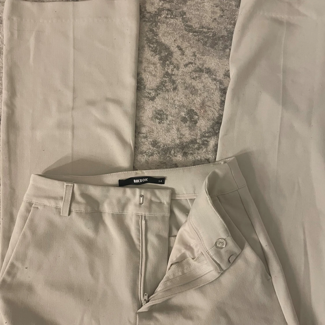Beiga kostymbyxor från Bik Bok