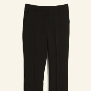 Lågmidjade kostymbyxor  - Jättefina Lågmidjade kostymbyxor i storlek 38/tall. Säljer för att jag inte använder, jättefint skick endast ytterst lite trampade på längst ner 💗skriv för fler bilder. Jag är 175