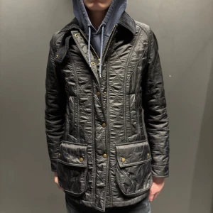 Barbour quiltad jacka  - Väldigt snygg barbour jacka.😁 Nypris 4000 kr. Hör av dig vid funderingar🫡