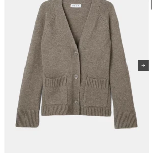 Beige kofta från Wera  - Säljer denna fina koftan ifrån Wera. Som ny, i storlek M men mer som en S i storlek, så liten i storleken. Köpt för 899kr