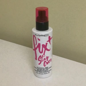 MAC Fix+ Stay Over Setting Spray - MAC Fix+ Stay Over är en alkoholfri setting spray i en vit flaska med rosa text och ett rosa transparent lock. Den ger långvarig fixering av sminket och kommer i en praktisk sprayflaska på 100 ml. Perfekt för att hålla din makeup fräsch hela dagen. Originellt säljs den för kring 400kr men här är priset betydligt lägre.