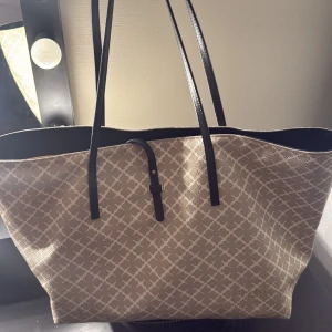 Malene Birger handväska - En väldigt fin malene birger väska som inte kommit till bruk. Köptes för 3000 och är en gammal modell som inte går att få tag i längre. 💗