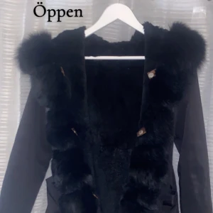 Parka Jacka med päls luva - Säljer den här jätte fina jackan med fur luva och det är också fur på insidan som man ser på första bilden, Den är jätte varm till vintern och jätte snygg❤️