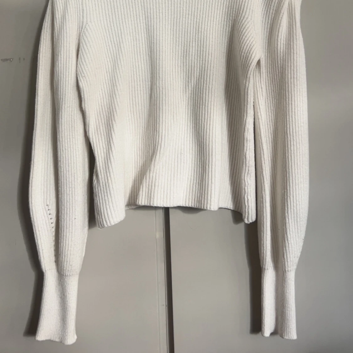 Stickad vit tröja - 2