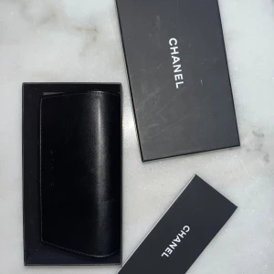 CHANEL GLASÖGON 👓  - Hejsan 👋🏼 dags att sälja dessa fina Chanel glasögon till damer :). Säljer dem på grund av att vi inte använder de längre och för att vi rensar garderoben, dessa är äkta och köpta i Chanel i butiken på Mall of scandinavia. Serienummer för glasögonen finns. Digitalt kvitto finns och där finns all info om köpet.  Om du är intresserad eller har frågor kring glasögonen, så är det bara att höra av sig 😊👓  Nypris: 6000kr 💸