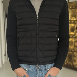 Svart cardigan från Moncler - Hej, säljer nu min moncler cardigan då jag inte använder den längre har kvitto samt påsen jag fick när jag köpte den och går självklart att skanna tag eller kolla nummret. Den är i storlek L men passar också M. Kan mötas i Stockholm/ Uppsala området vid behov. Priset kan diskuteras.