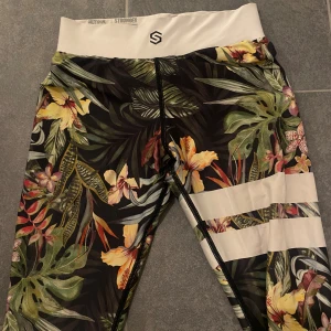 Blommiga leggings från STRONGER - Sköna,snygga och stretchiga!!🥰🙏 kommer inte till användning