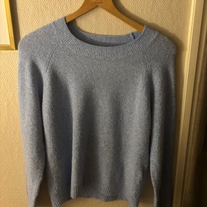 Ljusblå stickad tröja Vero Moda - Mysig ljusblå stickad tröja från Vero Moda i storlek M. Tröjan har rund halsringning, ribbade muddar vid ärmslut och nederkant samt långärmad passform. Perfekt för att hålla dig varm under kyliga dagar. Använd 1 gång, är i storlek M men passar XS-M. Vill du ha bilder med tröjan på så är det bara att skriva🫶🏻