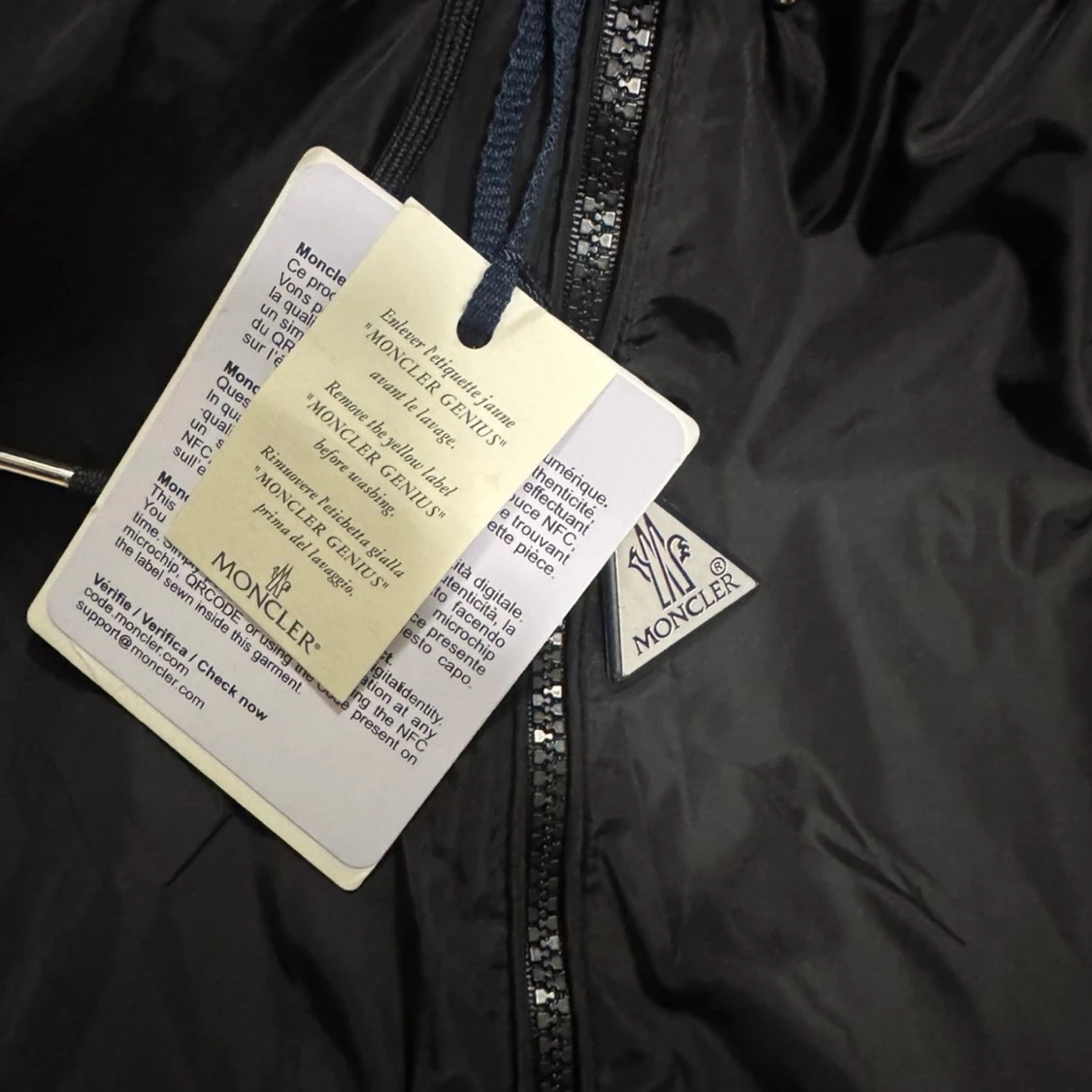 Svart vindjacka från Moncler med huva - 1