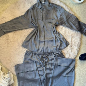 Gråblå pyjamas sett i satin - Snyggt och skönt sett i satin från HM i storlek XL i båda, de är i en sidenlook