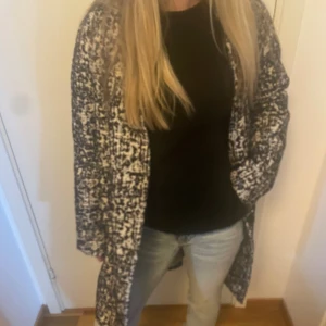 Unik kappa från Noa Noa, svart/vit - Säljer en snygg svartvit kappa från Noa Noa i storlek 34. Jackan har ett unikt mönster, knappar framtill och snygg krage ❤️💓