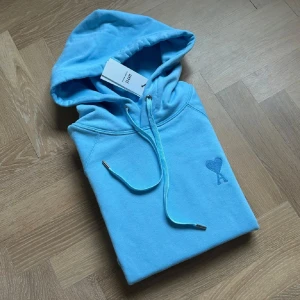 Ami Paris Hoodie - Ami Paris hooide | Skick: 10/10 (Ny med tag) | Storlek - M | Byter gärna mot en likadan eller annan färg fast i S | Hör av dig vid minsta fråga //CDL