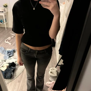 Svart T-shirt med knyt i ryggen - Super snygg och trendig topp!! Använd ca 2 gånger!