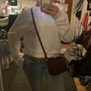 Vit långärmad sweatshirt  - Säljer en oversized vit långärmad sweatshirt från junkyard i storlek S🔥🔥🔥