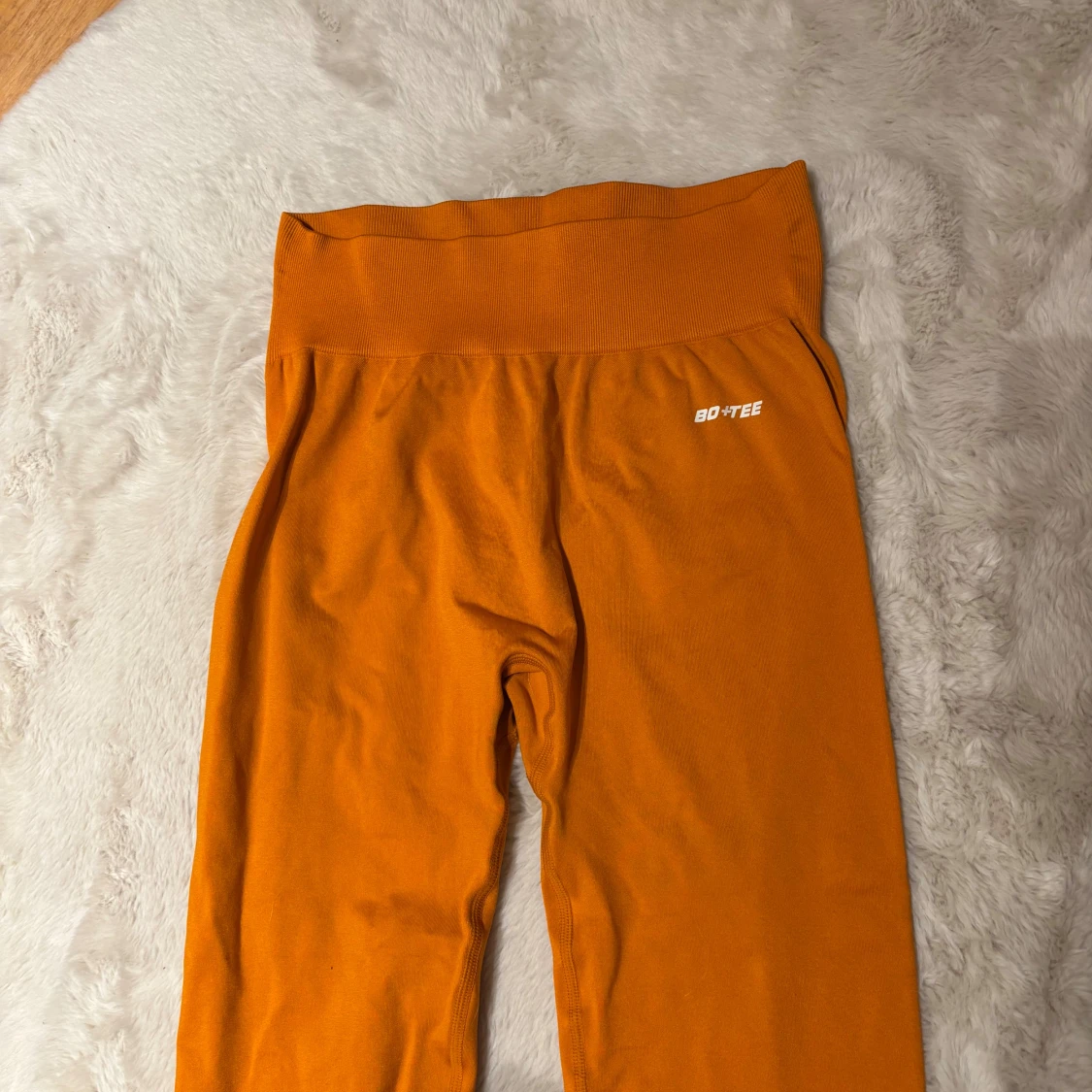 Orange träningstights från Bo+Tee med scrunch  - 1