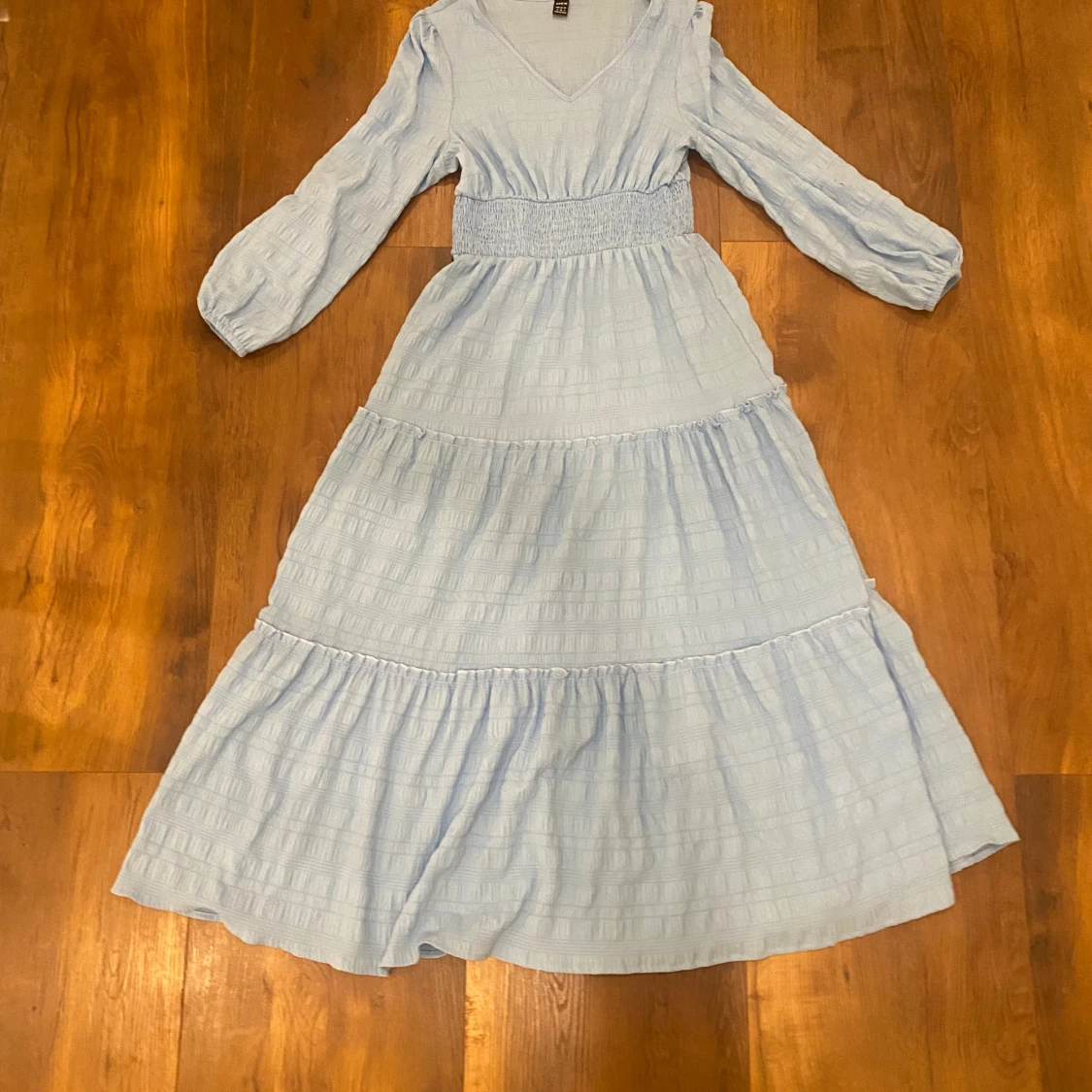 Ljusblå långklänning med v-ringning