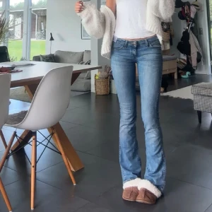 Wrangler bootcut jeans ljusblå - lågmidjade jeans ifrån wrangler, midjemåttet är 36 och innerbenslängden är 82💕