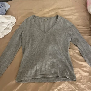 Tröja med v ringning  - Använd 2-3 gånger 