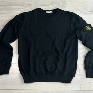 Svart Stone Island sweatshirt  - Fanatiskt Snygg Svart Sweater från Stone Island, Storlek S & Skick 10/10! Pris kan diskuteras!