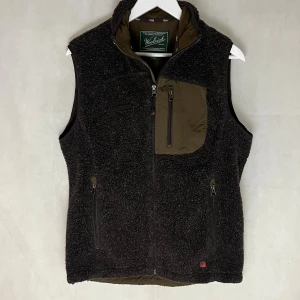 Woolrich flis väst  - Sjukt soft woolrich flis väst. Perfa under jackan. Modellen är 185 och den är något liten. Storlek S. Riktigt fint skick.