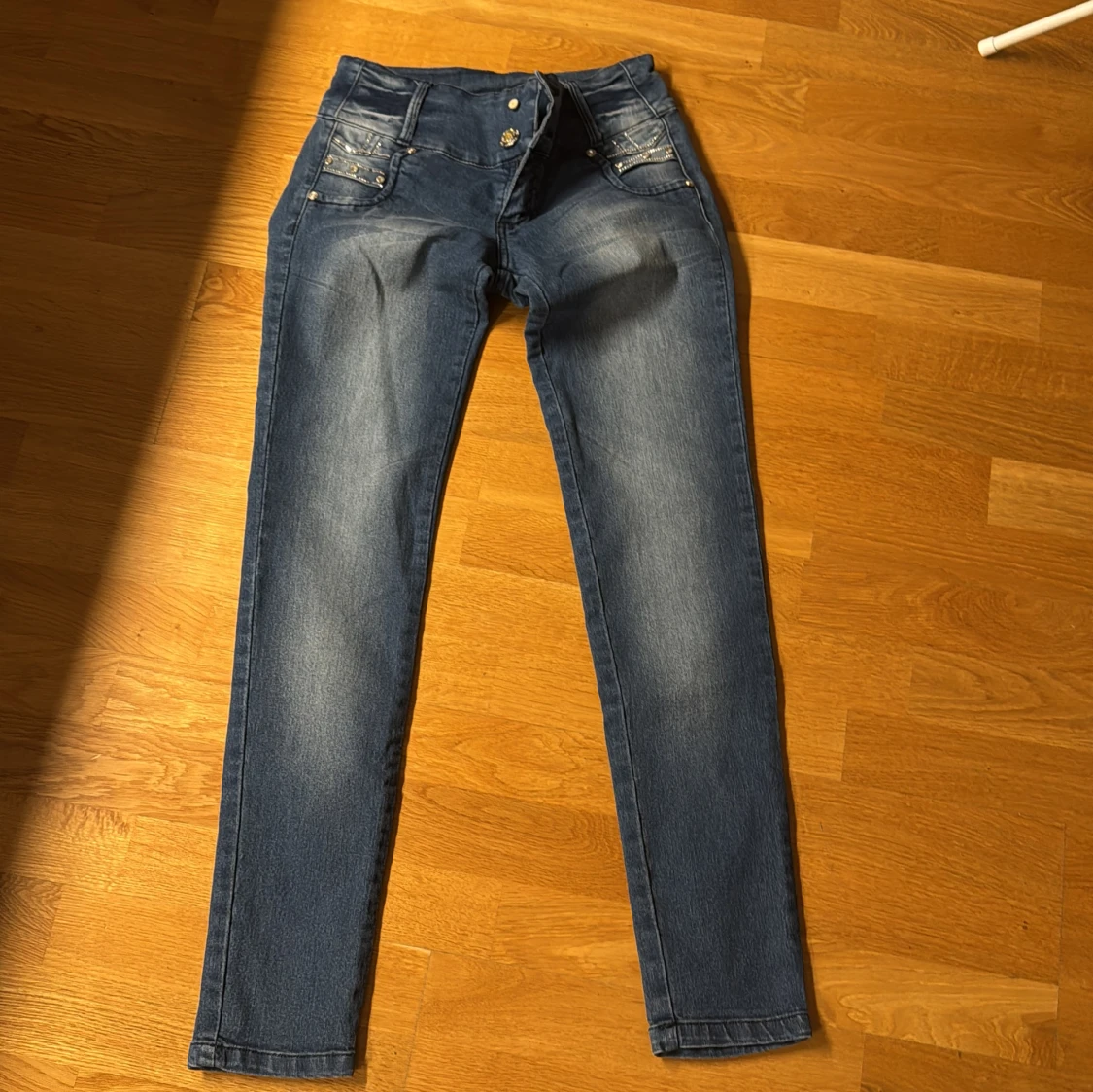 Blå skinny jeans med nitar från Versus - 2