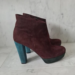 Statement suede ankle boots from Kennel & Schmenger – size 36.5 - A stunning pair of genuine suede ankle boots from German luxury brand Kennel & Schmenger, size EU 36.5 (also fits 36 or UK 4).  These boots feature a deep wine red upper, contrasting darker green details, and a striking turquoise heel – a true statement piece! Heel height is approx. 10 cm, but with a 2.5 cm front platform, they feel more like 7.5 cm.  The condition is excellent – they’ve barely been worn and are in near-new shape.   