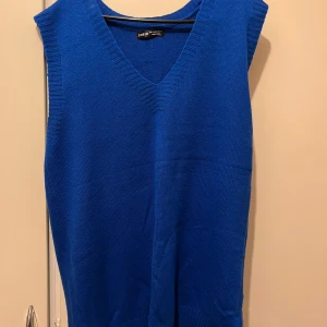 Ny stickad väst  - Helt ny stickad väst i strl L. Material: akryl 