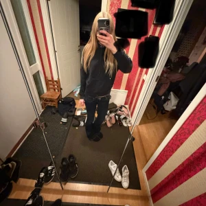 Svart hoodie med snören - Säljer en svart hoodie med snören. Inte jätte kort, luva med en stor ficka. Har några fleckar dok 💕