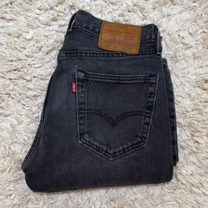 Levi's 501 svarta jeans - Klassiska svarta Levi's 501 jeans med raka passform. Ligger på ca 1300kr nya mittpris 399. Skicket är bra och bara att skriva vid frågor mvh Liam!