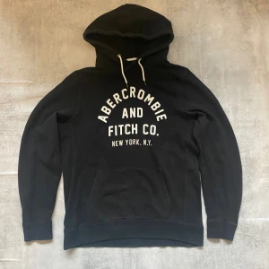 Svart Abercrombie and fitch hoodie  - Jag Säljer en fet hoodie från Abercrombie and fitch| skicket på tröjan är bra 8/10 | storlek M| ny pris 1500: mitt pris är 499 | skriv vid frågor och funderingar  