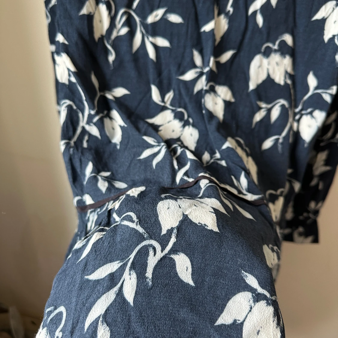 Blommig marinblå klänning från Ganni - 3