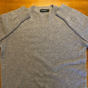Kashmir tröja J Lindeberg - Säljer min stickade kashmir tröja från J Lindeberg i storlek S. Tröjan har använts ett fåtal gånger och är i fint skick. Den har ett litet hål vid tagen vilket knappt syns. Tröjan är 100% kashmir. Skriv gärna till mig om ni har några frågor. Kan diskutera priset.