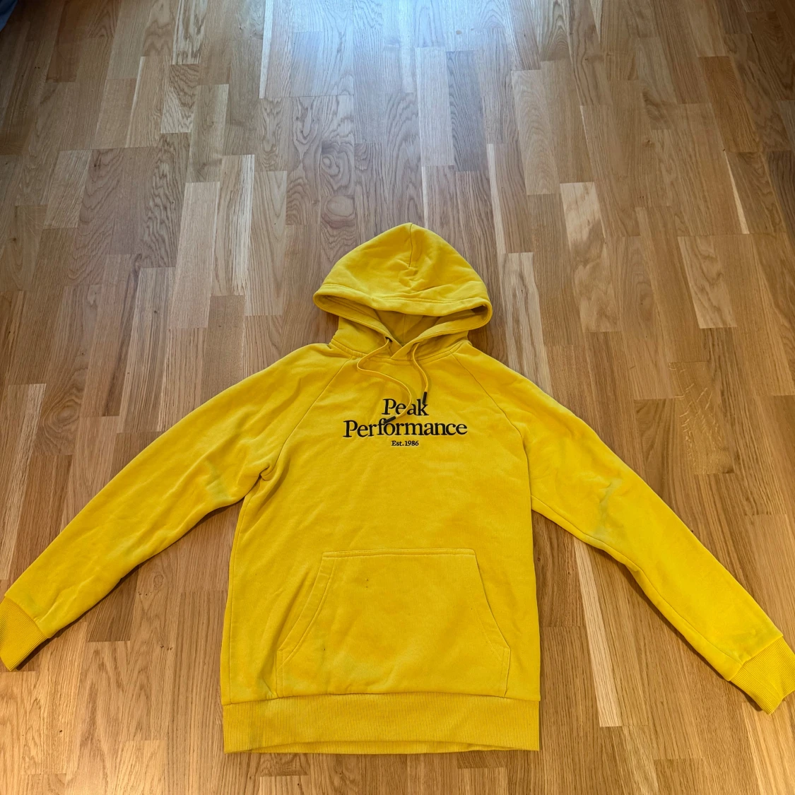 Gul hoodie från Peak Performance