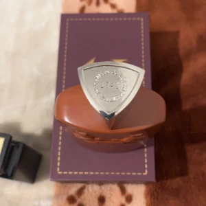 Exklusiv Parfym från Paris- Parfumes De Marly - Snygg och lyxig parfym från Parfums de Marly Paris. Perfekt för dig som vill sticka ut med en elegant flaska och exklusiv känsla. Flaskans design har en modern vibe som passar unga vuxna.