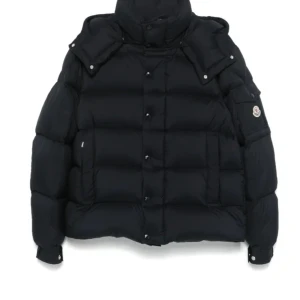 Svart Moncler pufferjacka herr - Säljer en svart pufferjacka från Moncler med hög krage, tryckknappar och dragkedja. Jackan har klassisk Moncler-logga på ärmen och är fylld med dun för extra värme. Perfekt för kalla dagar och har en clean, stilren look.
