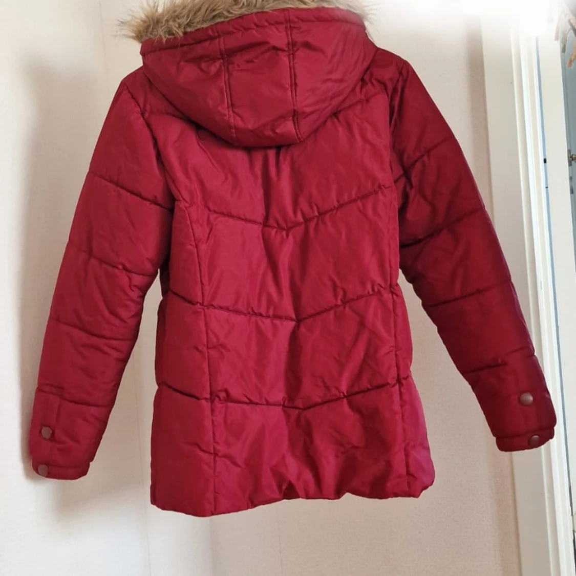 Röd quiltad pufferjacka med fuskpäls - 1