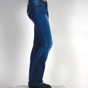 Blå bootcut jeans med leoparddetalj - Passform: Midjemått 74 cm och innerbenslängd 81 cm!💕💕 Snygga blå jeans med bootcut passform och cool leopardmönstrad detalj. Jeansen har klassisk femficksdesign, nitar vid fickorna och gylf med knapp. Instagram och TikTok: marinnoir.uf 