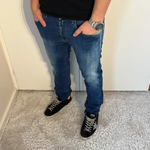 Replay Grover jeans  -  Replay Jeans | skick 9/10 | Storlek 32/34 | Pris - 549kr | Modellen är ca 178cm lång | Hör av dig vid minsta fråga eller fundering!! 