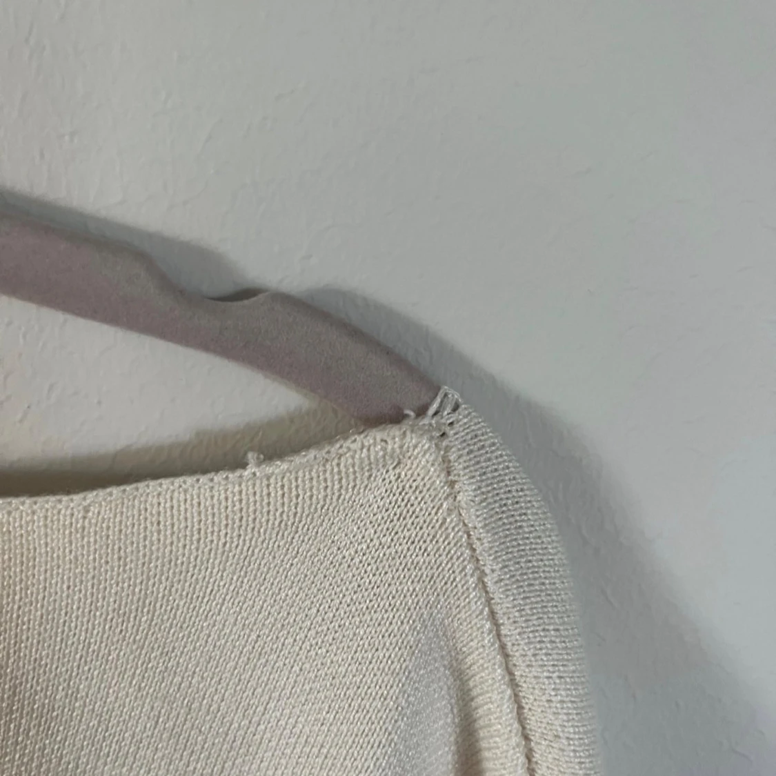 Offwhite finstickad tröja med knappar från Gina - 1