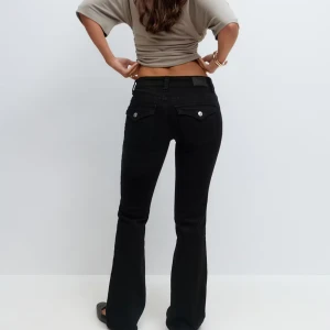 Svarta bootcut jeans från gina - Snygga svarta jeans från Replay med bootcut passform och klassisk femficksdesign. Jeansen har låg midja, raka ben som blir vidare nedtill och är tillverkade i mjukt jeansmaterial. Perfekta för dig som gillar en tidlös och cool look.