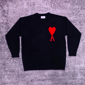 Svart Ami Paris tröja - Riktigt fet Ami tröja i storlek S. Svart med röd logga och gjord av mycket behagligt material som passar perfekt för kallare dagar❄️. Tröjan är utrustad med den perfekta mixen av stil och komfort så hör gärna av er vid minsta fundering om t.ex. mått eller fler bilder!