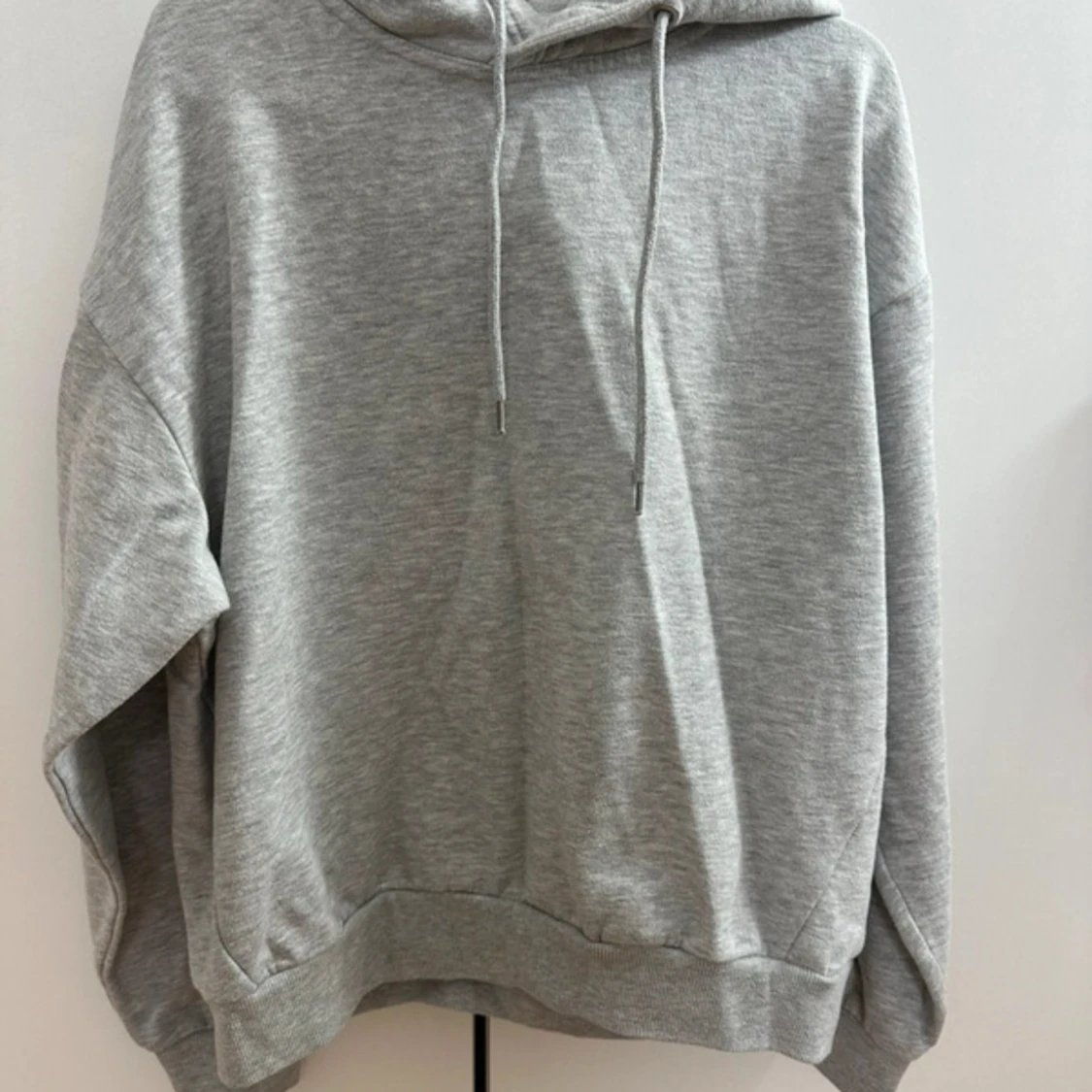 Grå hoodie  