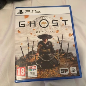 Ghost of Yotei - Köpt idag - Så vi råkade köpa versionen med skiva o trodde vi skulle få en kod. Så den är helt ny, vi kunde inte heller lämna tillbaka den