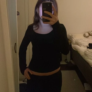 Svart tajt långärmad  - Svart långärmad med scrunch på sidan 💗