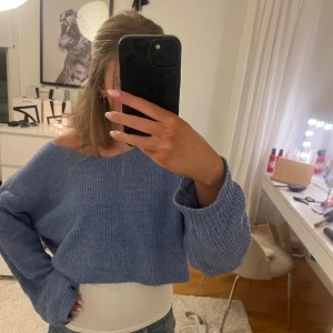 Blå croppad stickad tröja - En så mysig stickad tröja från even odd! Den är i storlek XS och säljer pga att den inte kommer till användning 🩷