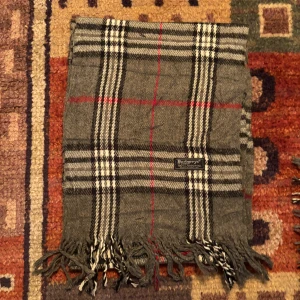 Vintage Burberry Scarf Halsduk - -Riktigt bra skick. Nypris på dessa ligger på runt 5000kr, vilket gör detta till ett sjukt bra pris! Halsduken är gjord i Lamull, och är perfekt inför hösten och den kommande vintern. Anledningen till att det står ”Burberry’s” och inte ”Burberry” på lappen är eftersom halsduken är från några år tillbaka, innan de bytte namn! Om du har någon fråga är det bara att skriva till mig. /elgnce (4)