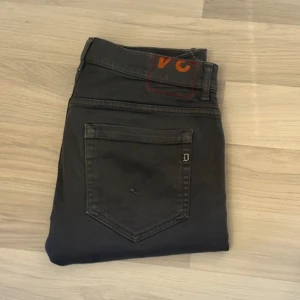 Dondup George  - Dondup George jeans | populäraste modellen på hela marknaden | Storlek - W34 men sitter som W33 | Skick - 4/5 | Inga defekter någonstans | Nypris - 4000kr | Hör av er vid frågor eller funderingar 🙌 